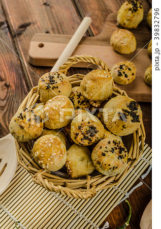 Cheesy Bites with garlic and blue cheese Cheesy Bites with garlic and blue cheese 39832796
