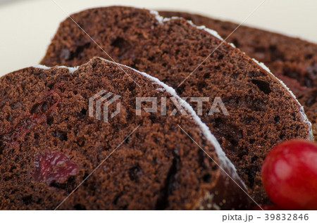 Chocolate cake with strawberries and grapes 39832846