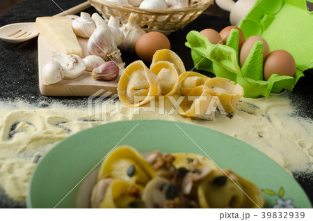 Pasta of the Italian semolina flour - Tortellini 39832939