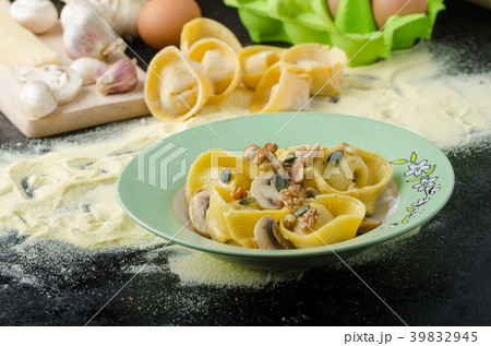 Pasta of the Italian semolina flour - Tortellini 39832945