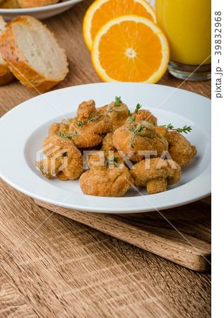 Breaded fried mushrooms with juice Breaded fried mushrooms with juice 39832968