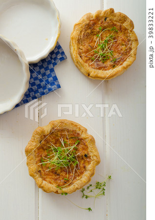 Onion mini quiche with bacon and corn 39833221