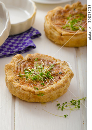 Onion mini quiche with bacon and corn Onion mini quiche with bacon and corn 39833253