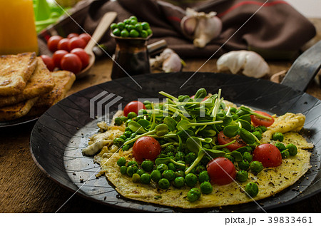 Healthy omelet with vegetables 39833461
