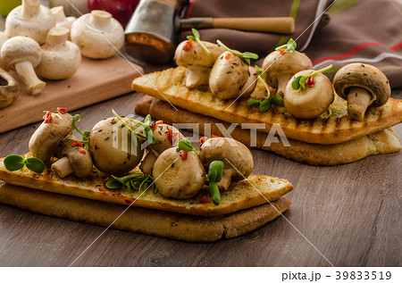 Wild mushrooms on toast 39833519