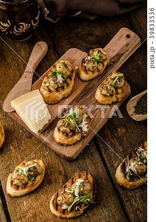 Mushroom snacks on grilled baguette 39833536