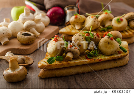 Wild mushrooms on toast 39833537