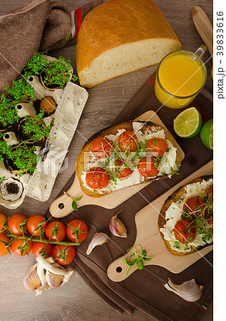Roasted Cherry Tomato Sauce and Ricotta on Toast Roasted Cherry Tomato Sauce and Ricotta on Toast 39833616