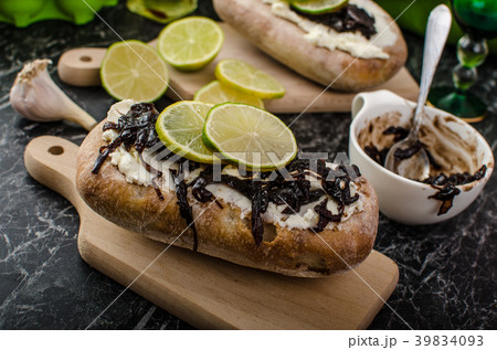 Helthy bread with cheese and caramelized onions 39834093