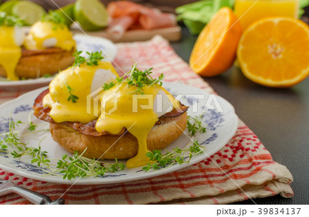 Eggs benedict, prosciutto with hollandaise 39834137