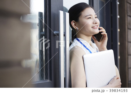 女性　ビジネス　カフェ 39834193