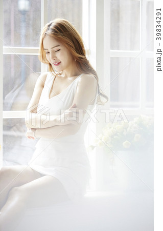 女性　ドレスアップ 39834291