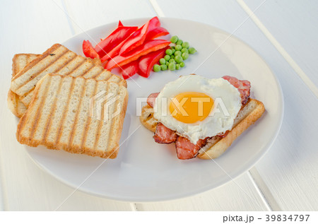 Fresh breakfest - ham, eggs, vegetable and toast 39834797