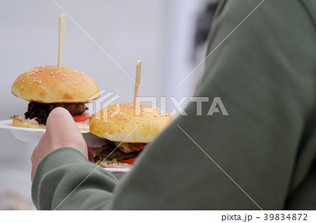 Beef burger with herb butter 39834872