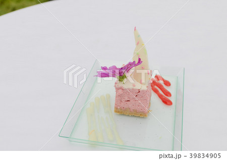 Raspberry cheesecake, biscuits 39834905