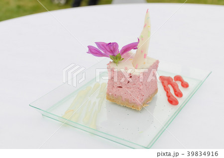 Raspberry cheesecake, biscuits 39834916