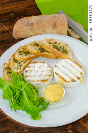 Grilled camembert with baguette Grilled camembert with baguette 39835170