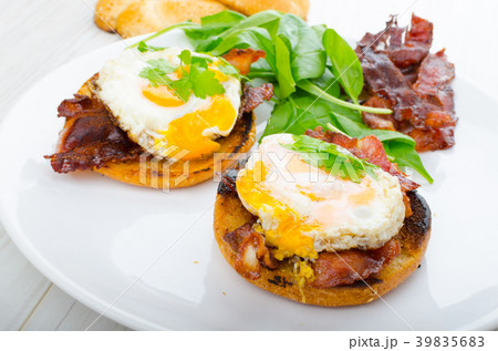 Eggs benedict with bacon and spinach 39835683
