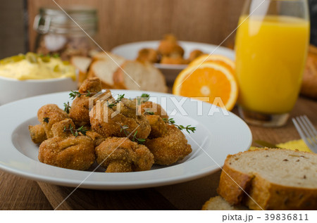 Breaded fried mushrooms with juice Breaded fried mushrooms with juice 39836811