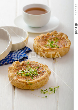 Onion mini quiche with bacon and corn 39836838