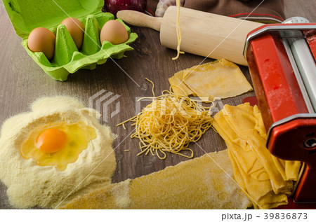 Homemade spaghetti carbonara production Homemade spaghetti carbonara production 39836873
