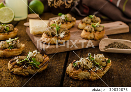 Mushroom snacks on grilled baguette Mushroom snacks on grilled baguette 39836878