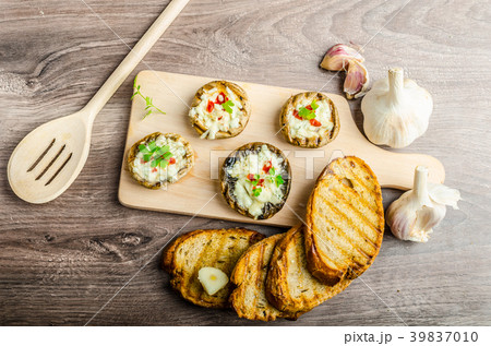 Grilled mushrooms stuffed cheese and chilli Grilled mushrooms stuffed cheese and chilli 39837010