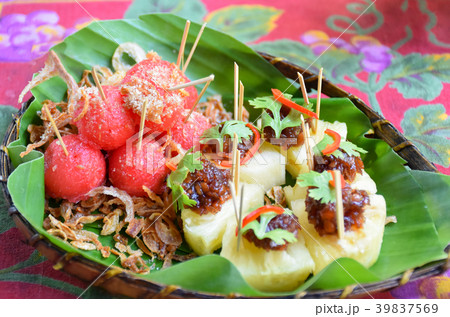 Watermelon with Dried Crispy Fish, sugar and Shall 39837569