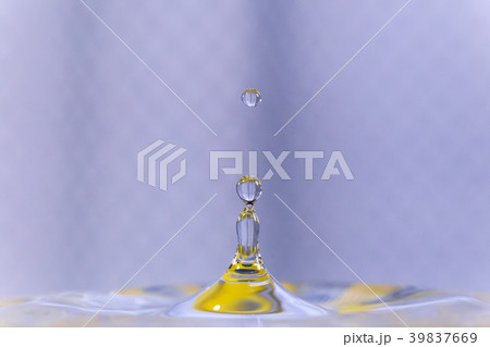 静物。水滴落下撮影。背景素材。 39837669