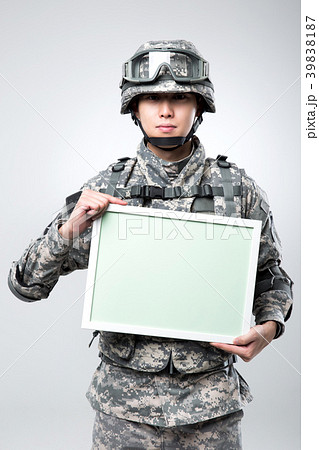 軍人 偽装 30代 39838187