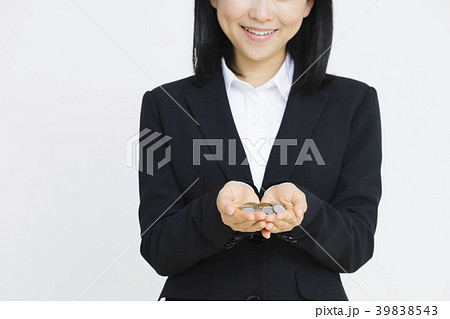 お金を持つ若いビジネスウーマン　ビジネス　ビジネスウーマン 39838543