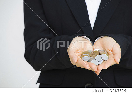 お金を持つ若いビジネスウーマン　ビジネス　ビジネスウーマン 39838544