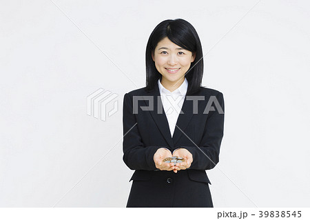 お金を持つ若いビジネスウーマン ビジネス ビジネスウーマン お金を持つ若いビジネスウーマン ビジネス ビジネスウーマン 39838545