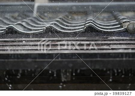 瓦を打つ雨 瓦を打つ雨 39839127