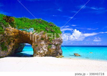 真夏の宮古島。砂山ビーチで海水浴をする人々 真夏の宮古島。砂山ビーチで海水浴をする人々 39840728