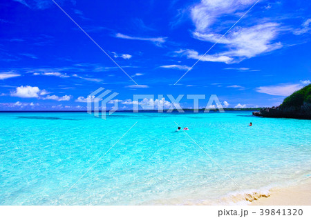 真夏の宮古島。砂山ビーチで海水浴をする人々 真夏の宮古島。砂山ビーチで海水浴をする人々 39841320