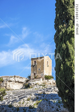 ギリシャ劇場を見下ろす趣きある小屋を見る風景 ギリシャ劇場を見下ろす趣きある小屋を見る風景 39841652