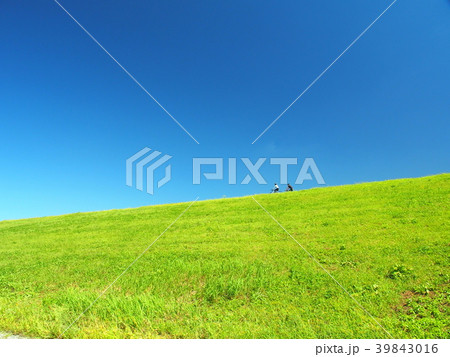秋のサイクリング道路のある土手風景 39843016