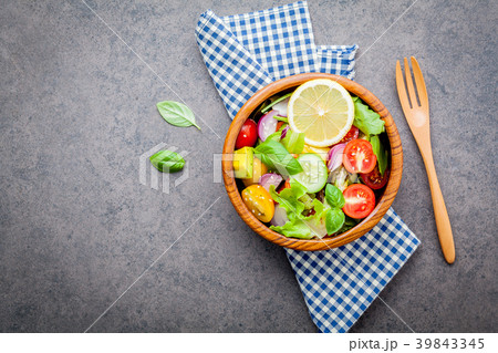 The bowl of healthy vegan salad . 39843345