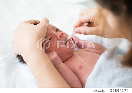 Asian newborn baby cleaning tongue Asian newborn baby cleaning tongue 39844174