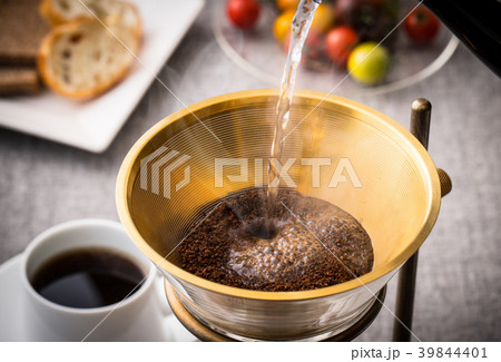 コーヒーをいれる コーヒーをいれる 39844401