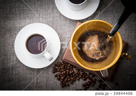 コーヒーをいれる 39844406