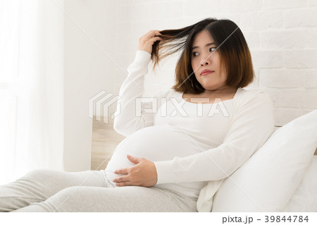 Asian pregnant woman can not making new hair color 39844784