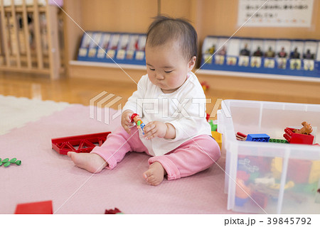 キッズルームで遊ぶ赤ちゃん 39845792