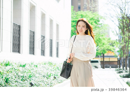 出勤する若い女性 出勤する若い女性 39846364