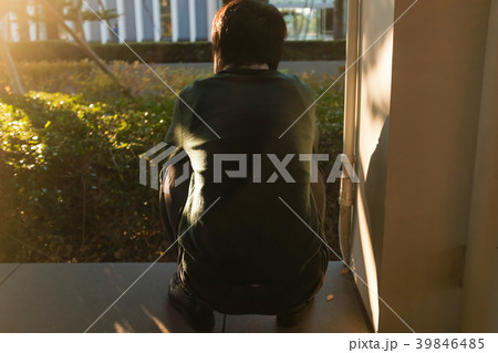 陰で落ち込むビジネスマン 陰で落ち込むビジネスマン 39846485