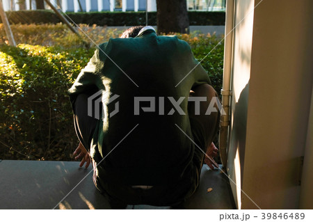 陰で落ち込むビジネスマン 陰で落ち込むビジネスマン 39846489