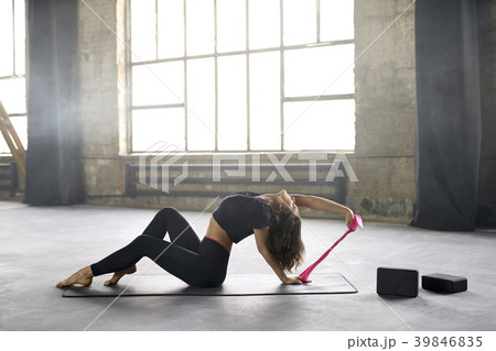 Sportive girl yoga training 39846835