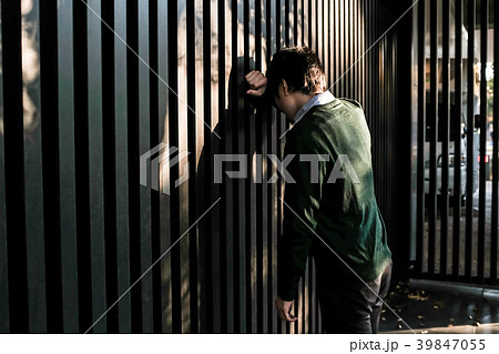 もたれて落ちこむ男性 39847055