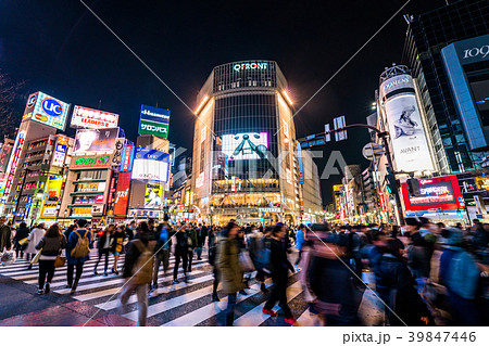 東京都 渋谷駅前 スクランブル交差点の写真素材